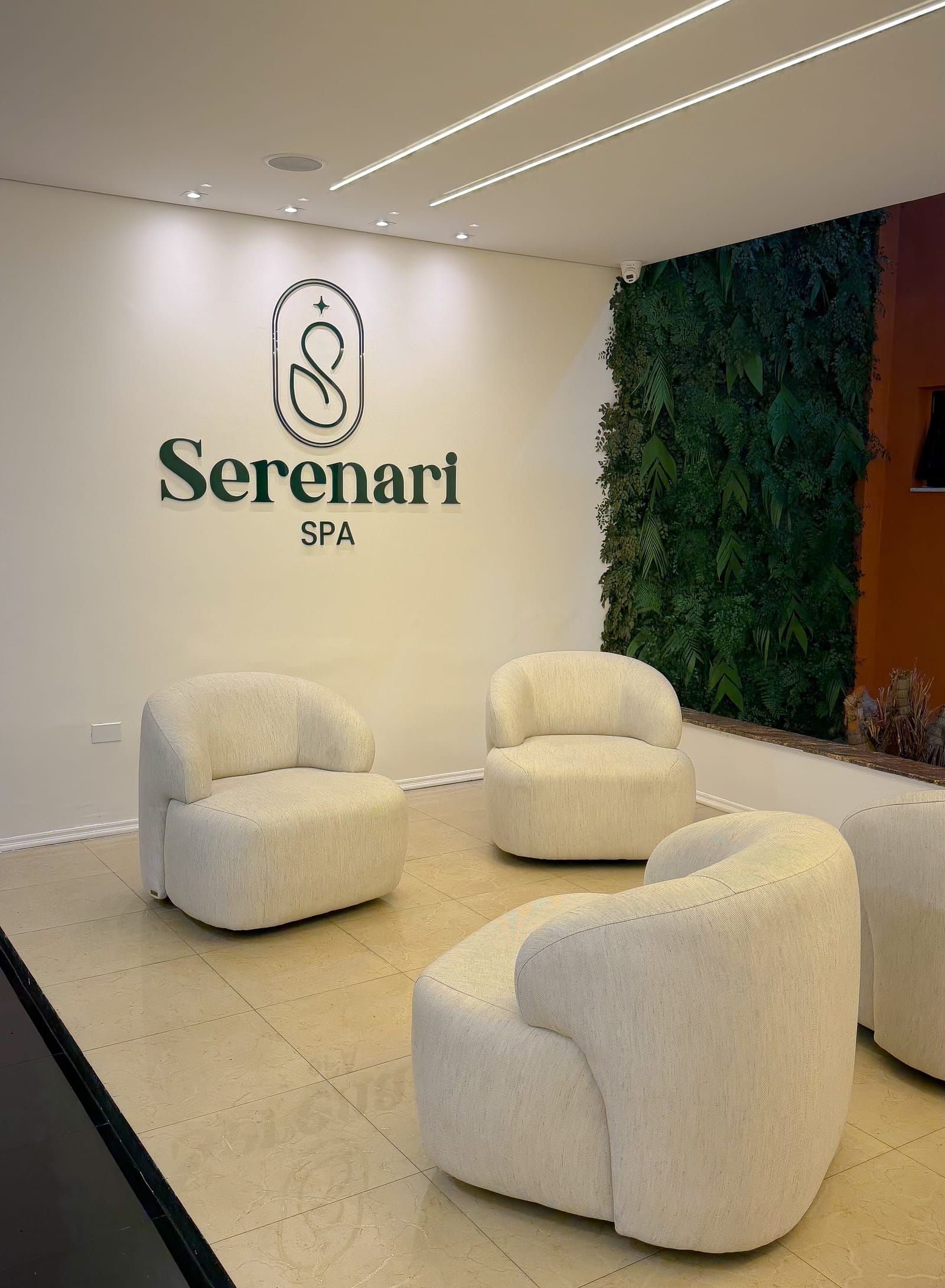 Espaço de espera com logo Serenari Spa
