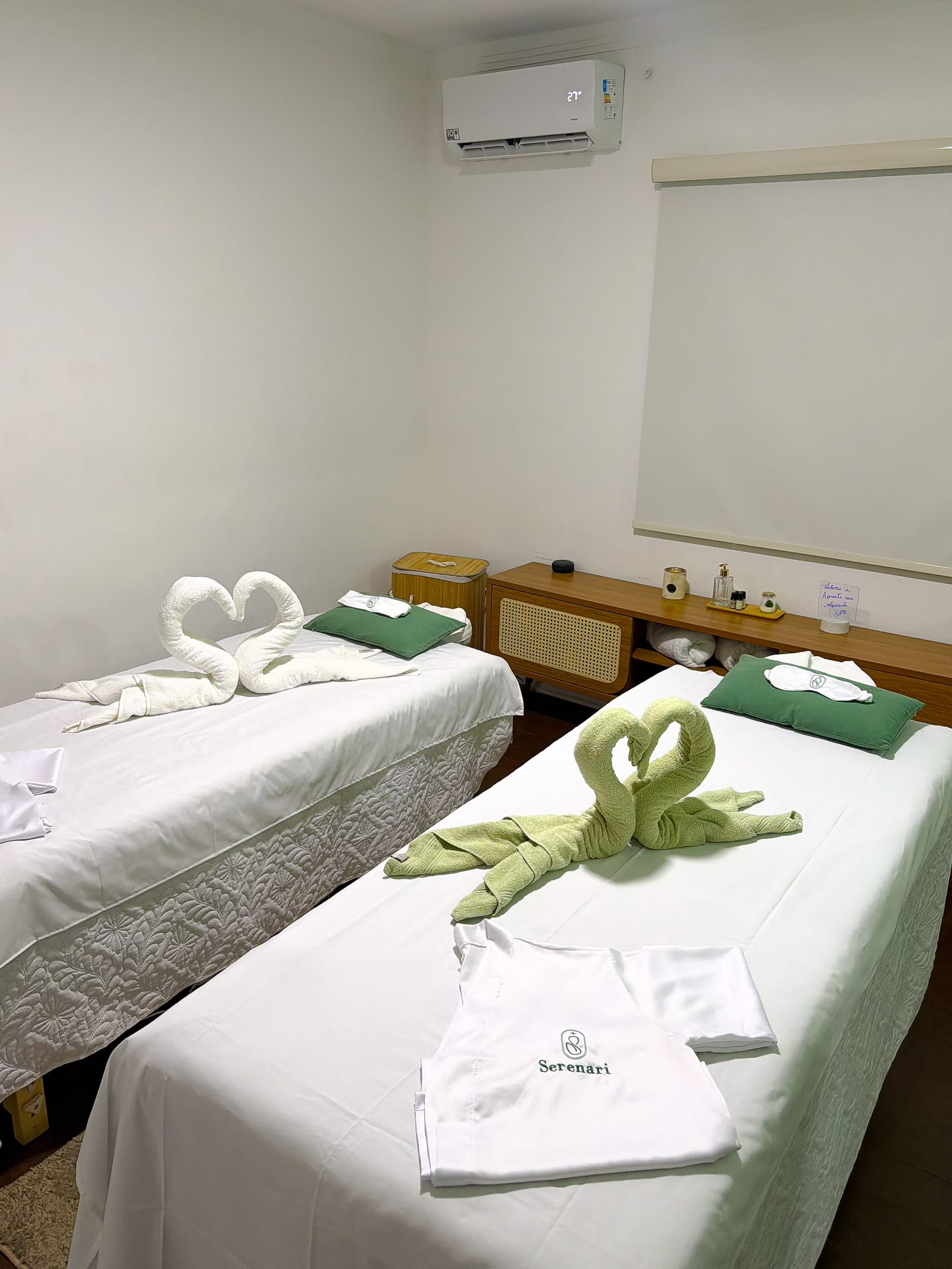 Sala de massagem dupla preparada